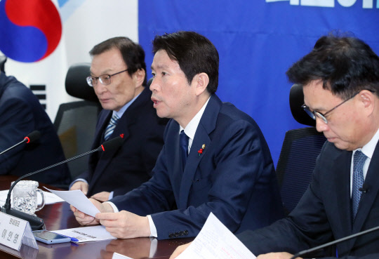 더불어민주당 이인영 원내대표(가운데)가 지난 27일 국회 의원회관에서 열린 확대간부회의에서 발언하고 있다. 연합뉴스